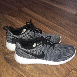 BRAND NEW!! Nike Rosh
